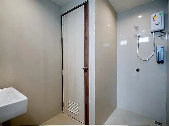 Bann Aim - No Parking Hotel